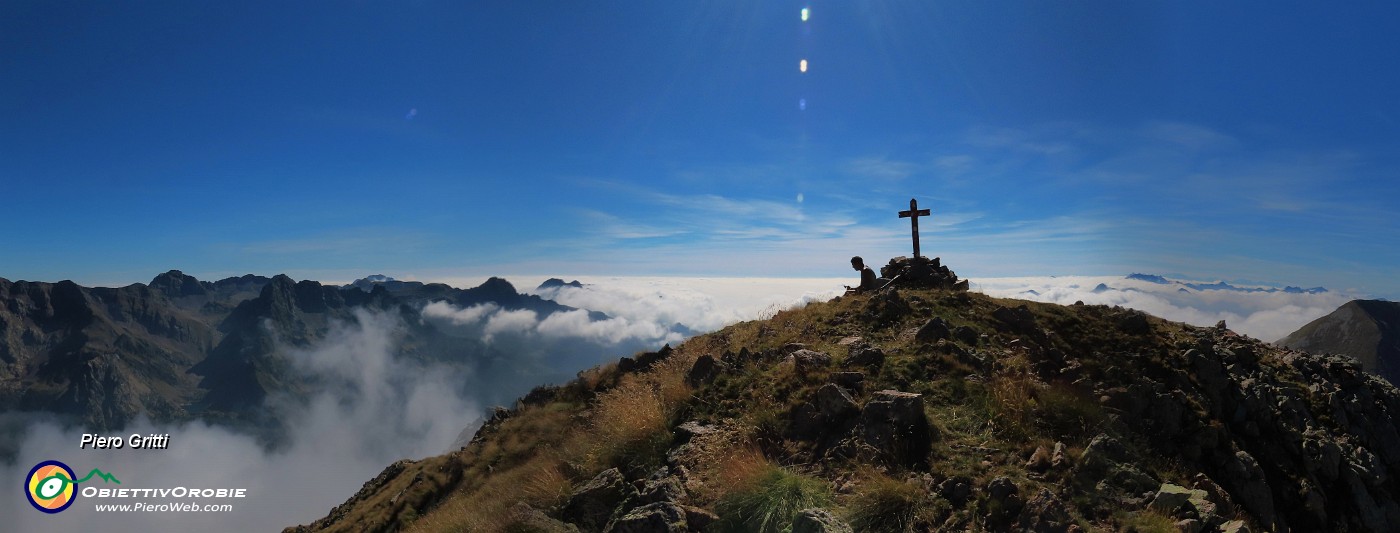 67 Pes Gerna (2562 m) terza ed ultima cima sopra  le nuvole ! .jpg